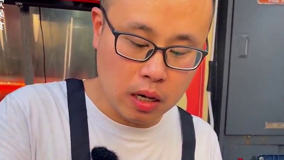 帅哥挑战辣得跳3瓢魔鬼辣，一滴泪都没流，太猛了！#重庆小面 #挑战 #这一碗好过瘾 #小面调料#好吃