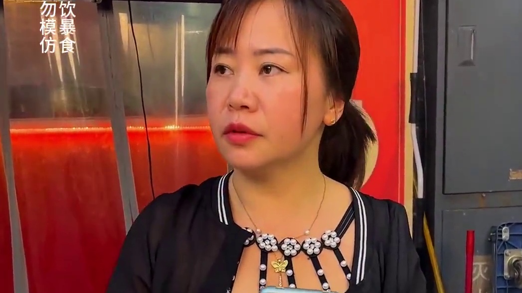 美女在重庆42°高温天气挑战辣得跳，吃得泪流满面，舌头都在跳！