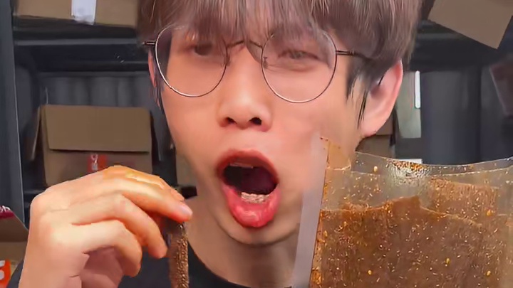 这个黑金辣条真的是又麻又辣，一口下去满嘴爆汁嚼劲十足#好吃到停不下来 #零食推荐 #辣条