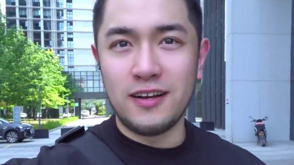 开市客大炫饭餐吧狂炫大猪肘手枪腿 这次的德式猪肘意外的不错，刚出炉的就是好吃！芥末鸡丝凉面跟餐吧的新