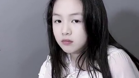 给妹妹用水果画一幅草莓牛奶海｜这需要很多钱吗？不，这需要很多爱#宠妹妹