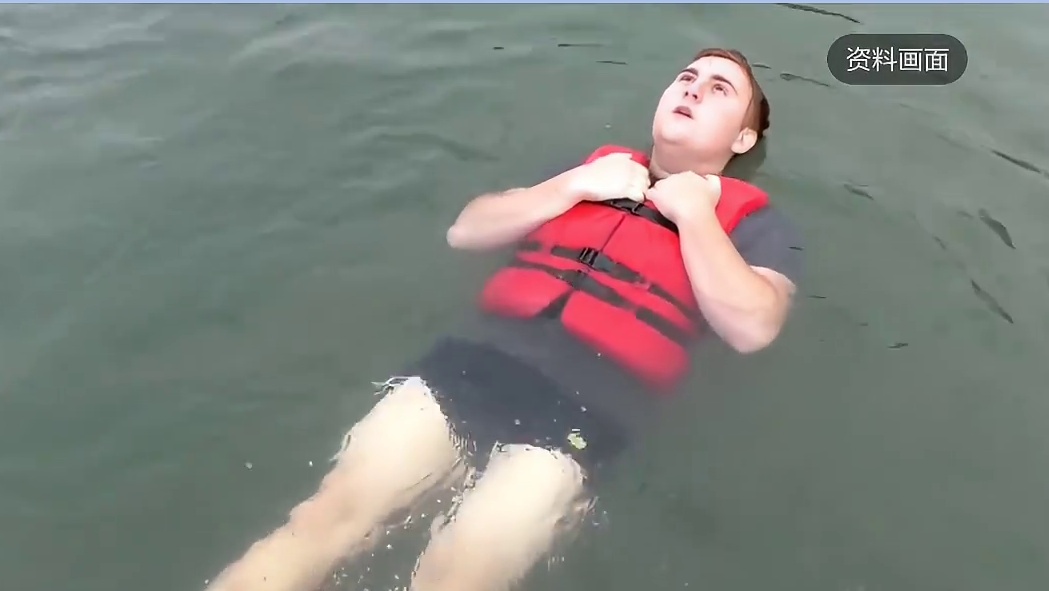 民警救落水女孩牺牲，网友却为其不值！