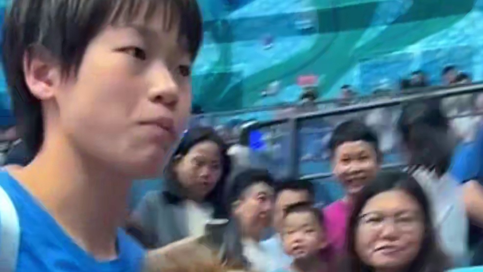 全红婵畅玩海洋乐园，吃着薯片抱公仔很快乐