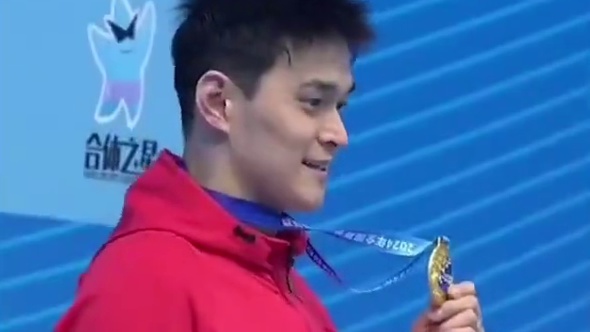 孙杨复出首战夺冠，再次登上最高领奖台！