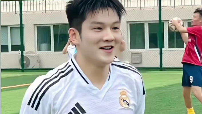 樊振东去踢足球了！你开心的样子真好看，终于看到你发自内心的笑 #国乒 #乒乓球 #樊振东 #足球
