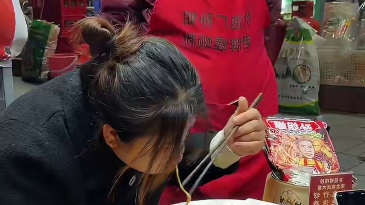 北海美女要3口吃完这盆螺蛳粉！这也太厉害了啊~ #螺蛳粉