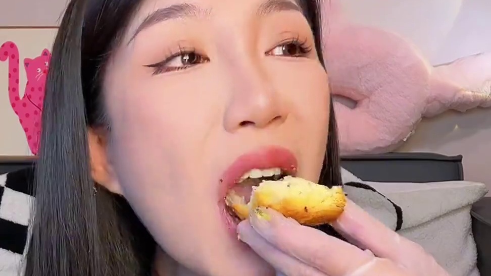 到家啦 明天休息一天哦 后天见哈❤️❤️❤️❤️#甜品治愈一切 #代字行蛋挞 #谁懂这一口的好吃程度