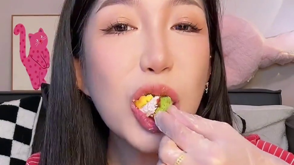 来啦来啦 正常时间更新啦 猛犸包还得黄芝士抹茶的好吃 哈哈 #一只澜 #谁懂这一口的好吃程度 #甜品