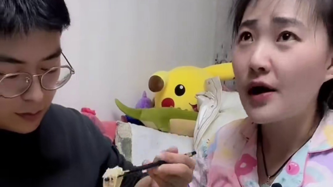 小姨子想吃饭，想方设法套路姐夫，姐夫太好骗了#记录真实生活 #哎呀妈呀太香了 #好吃到停不下来 #抖