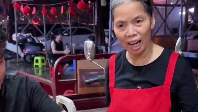 村长挑战加“两斤朝天椒”10碗爆辣~阿姨血亏5200块~#螺蛳粉