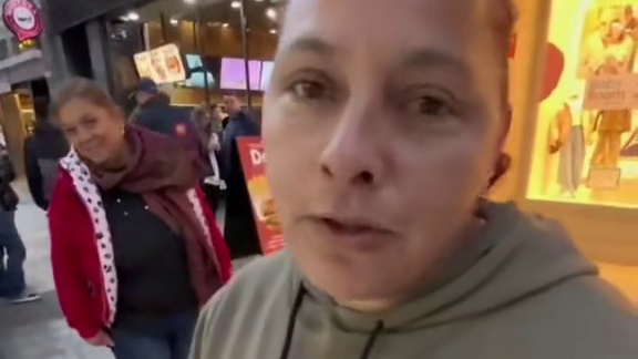 街头测试，送给他人的温暖。#街头测试 #街头挑战 #人间温暖