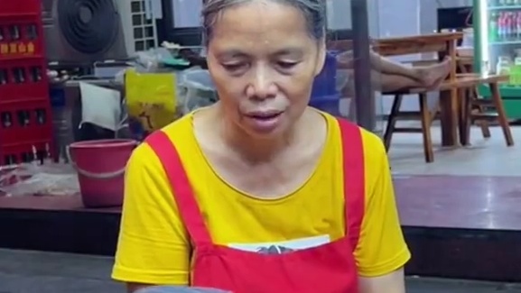 广东美女吃不了辣？还要强行挑战？#螺蛳粉