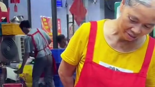 240斤重庆帅哥竟然要挑战半分钟吃完！ #螺蛳粉