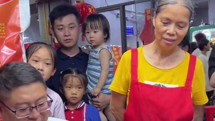 初生牛犊不怕虎，帅哥从没吃过螺蛳粉！竟然敢挑战5两？#螺蛳粉