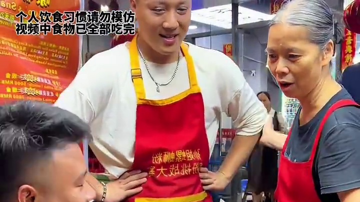 帅哥着急拿嗦粉，竟然用手抓？#螺蛳粉