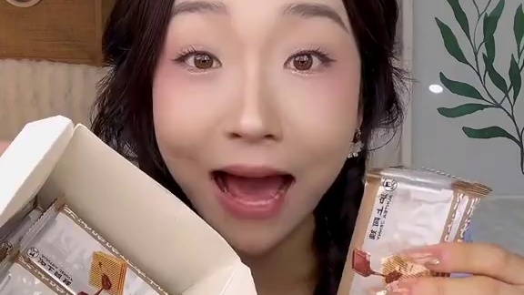 纯可可脂的巧克力威化哦！！！好吃不腻嘎嘎脆#好吃到停不下来 #威化饼干 #零食推荐