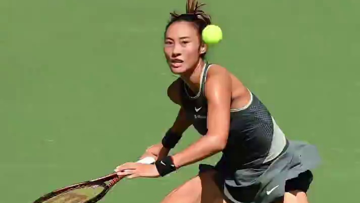 【郑钦文打出“白鲸回击”】北京时间8月27日，2024美网女单首轮，中国球员郑钦文以6-4、6-2的