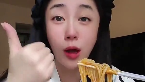 汤底巨浓郁，Q弹软糯又劲道的粉挂满汤汁，嗦的爽歪歪#妈呀太香了 #这一碗好过瘾 #贵州美食 #灵魂宵