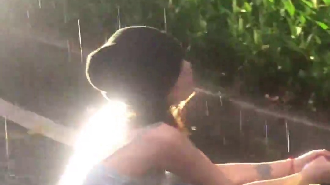 既然躲不过这场大雨 那就好好淋一场