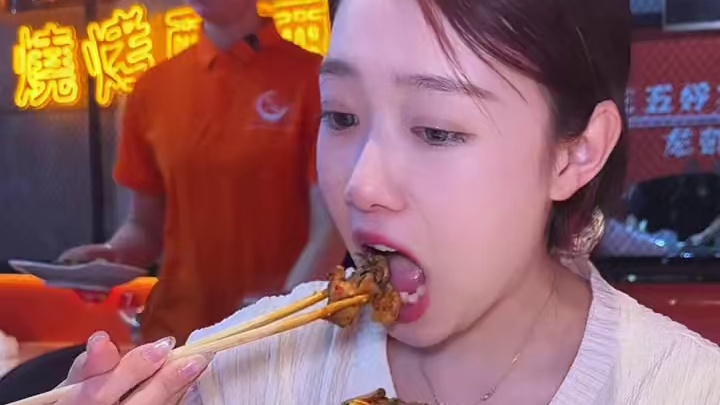 跃杨龙虾你们都有吃过吗？#周末去哪玩 #馋哭隔壁小孩  #网红美食打卡 #必吃榜 #夜宵吃什么