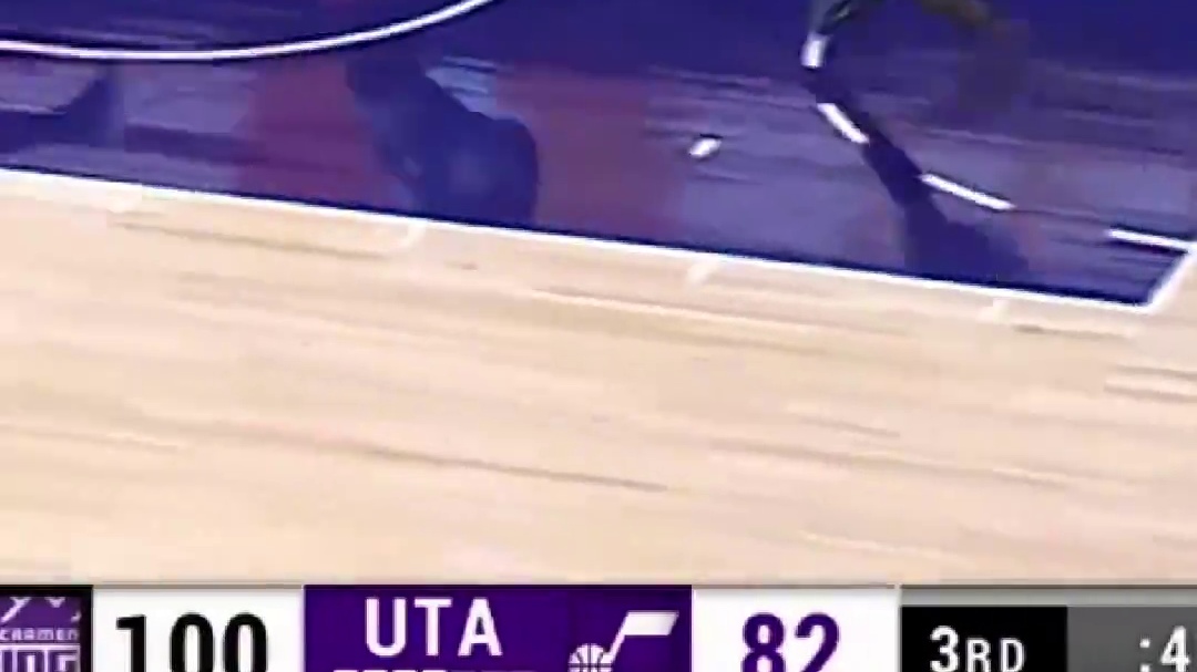 #NBA主题周  【23-24赛季扣篮名场面：蒙克战斧隔扣邓恩】邓恩：球运脚上被抢断？虽然很囧但还能