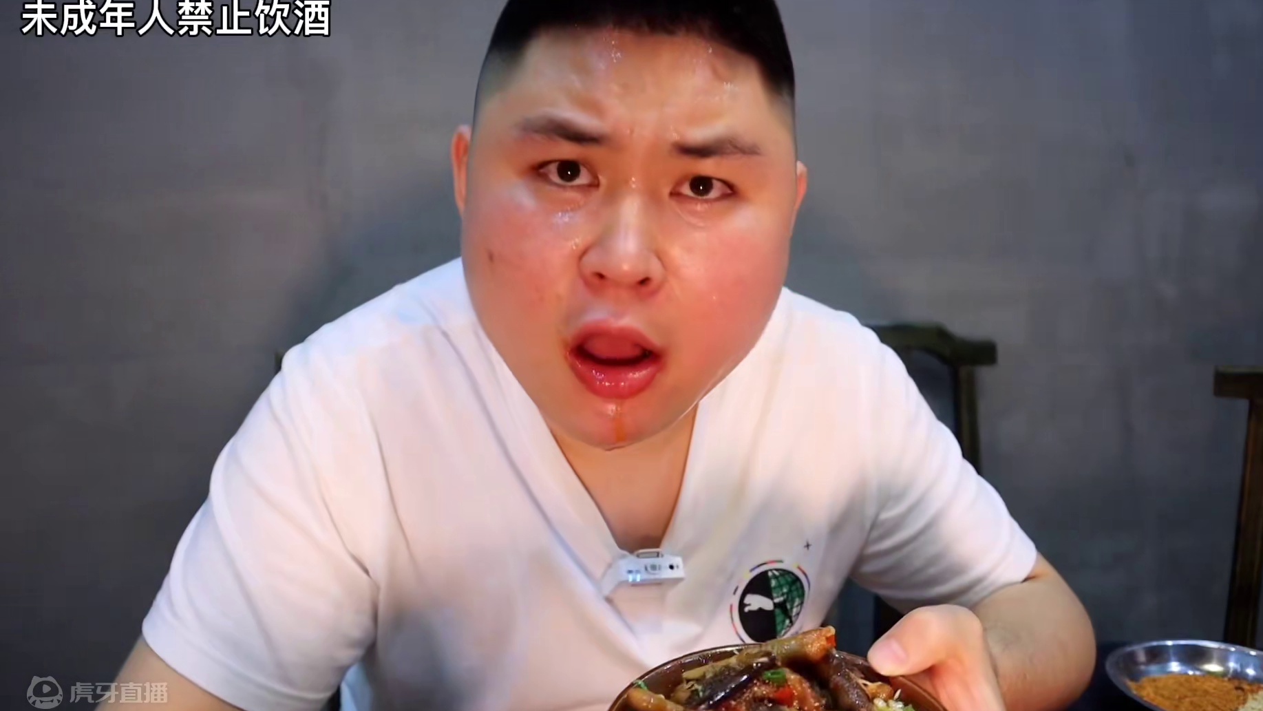 大胖挑战四川的特辣火锅！5斤的牛油打底！辣的大胖差点哭了