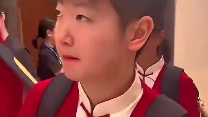 莎莎抵达酒店啦，背着双肩包和李隼聊天