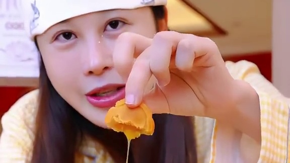 中秋节快到啦！玉希给大家来一个流心月饼！ ¥14.9发一盒，到手一共8个！粉粉的糯糯的，里面还带夹心