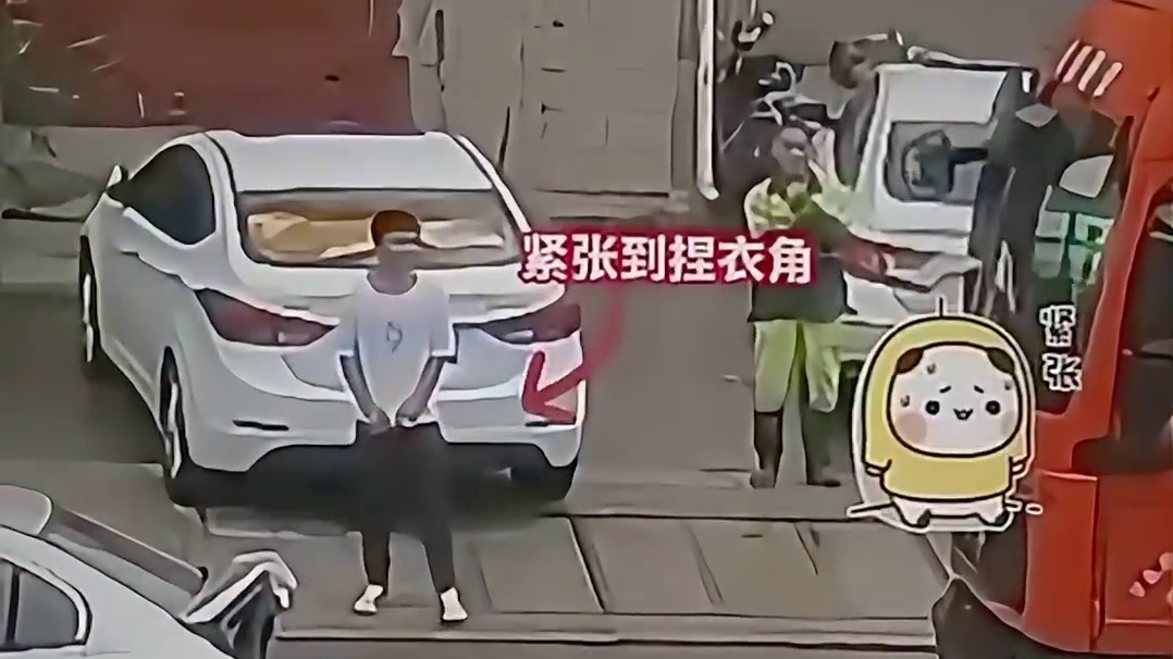 小伙子過馬路，小車讓行卻被貨車追尾！