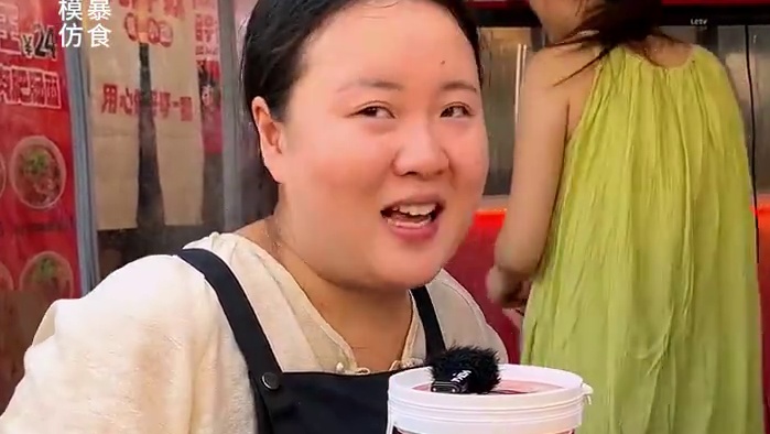 湖北小伙来挑战6两豌杂面，说他们那边都是边走边吃边早餐，甚至边骑边吃！#这一碗好过瘾 #小面调料 #