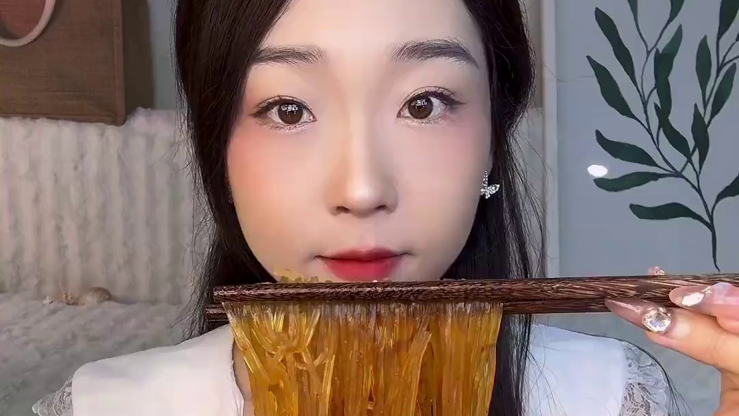 嗦粉真的只有0次和无数次～～～加了豆芽很脆！这款是有麻的哦！！！非油炸的面饼吃起来更放心～#嗦粉 #