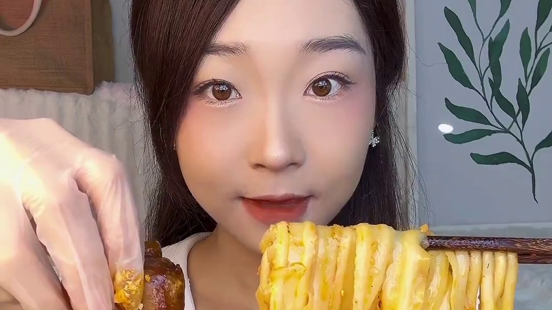 不用买两种面了！！！！两掺的土豆粉➕刀削面！嘎嘎香！！！！！这个真的可以，料不会很多包，但是味道真的