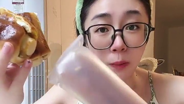 新品把红豆换成了板栗，馅料还是超足，超级暄软好吃#面包 #早餐吃什么 #软糯香甜 #妈呀太香了 #大