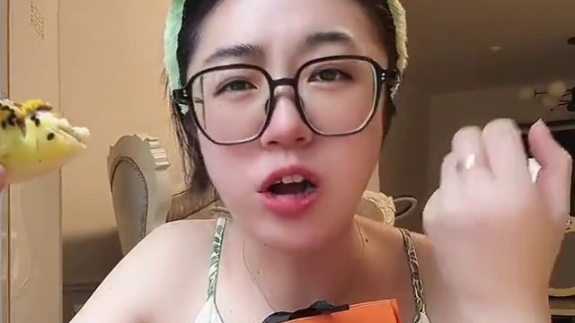 用料超好，中秋送礼倍儿有面儿！#蛋黄酥 #中秋送礼 #软糯香甜 #中式糕点 #老人小孩都爱吃