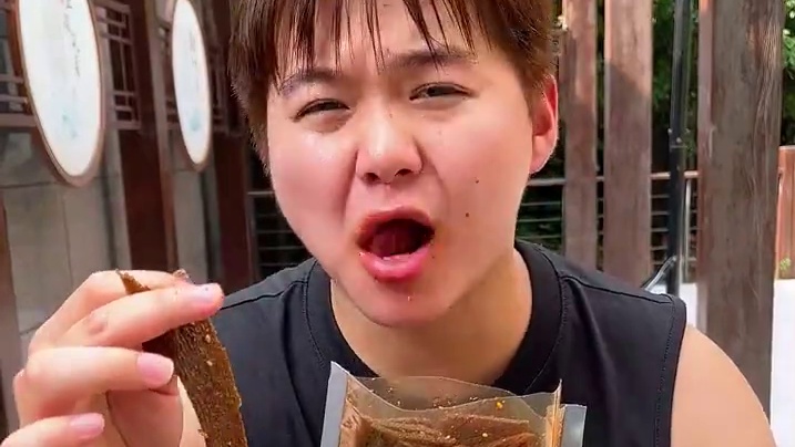 这个黑金辣条真的是又麻又辣，一口下去满嘴爆汁嚼劲十足#妈呀太香了 #好吃到停不下来 #追剧小零食