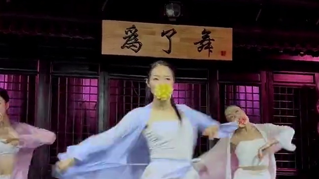 今天的【花间醉】太美了♥️。音乐：关大洲-采石
记录和Alisa、静静子首次同框
这个背景和国风搭绝