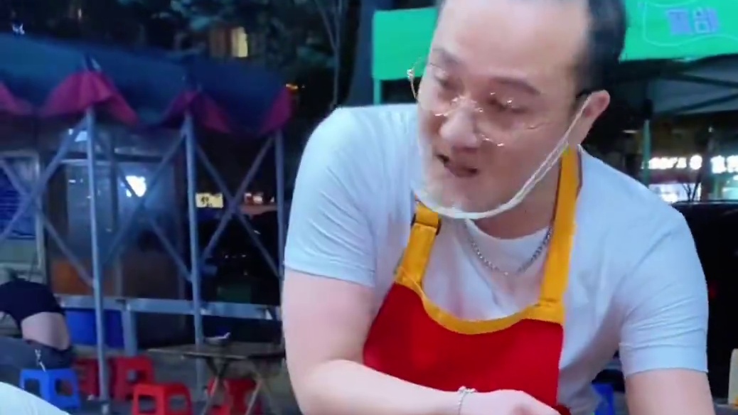 内蒙帅哥一分钟吃完2两螺蛳粉！八戒直接送一盆猪脚？ #螺蛳粉