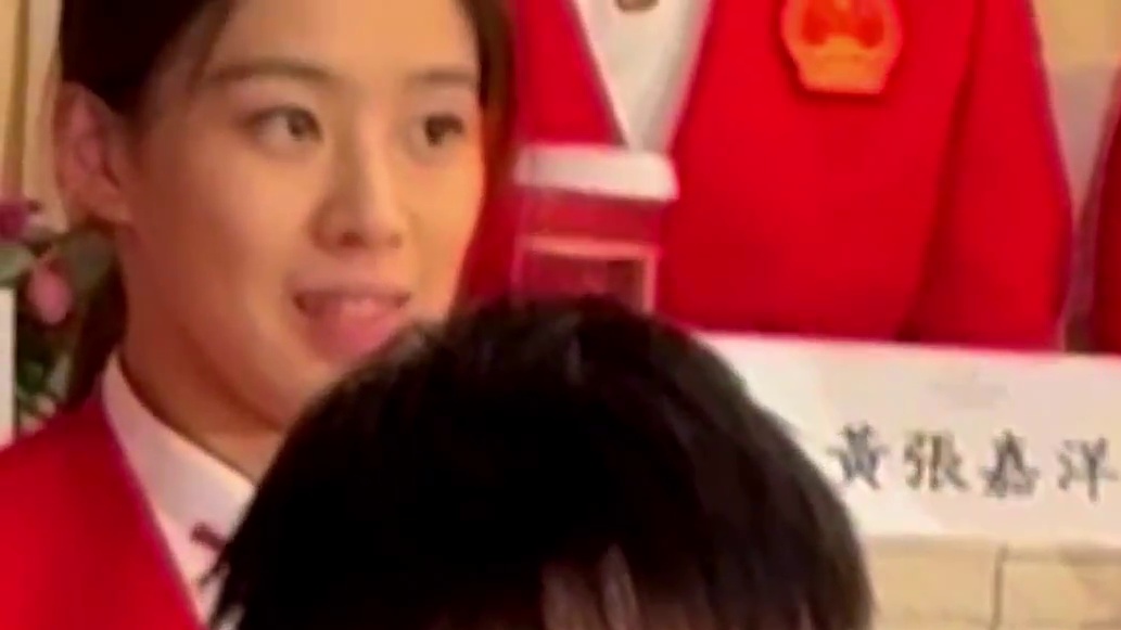 运动健儿们在香港开大会，孙颖莎坐第一排，国乒认真听讲