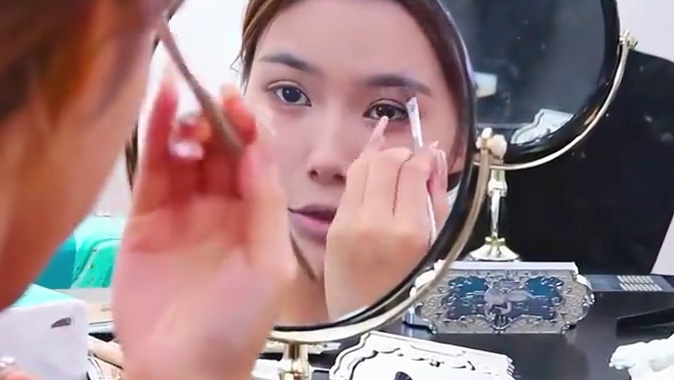 主播直播间妆容大揭秘 你们知道主播直播时候的妆容，和平时有什么不一样吗？#主播妆容 #新媒体运营 #