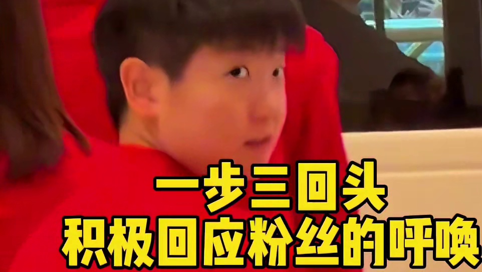 忙碌一天的莎莎，终于可以回去休息了，直挠头累坏了