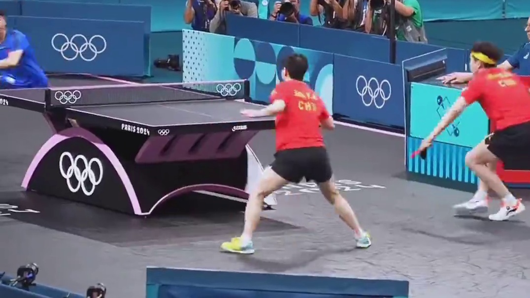 香港之行莎宝主动和老者握手，还和粉丝打招呼，赛场上她和大头为了金牌真的是拼了命，这才是我们该追的偶像