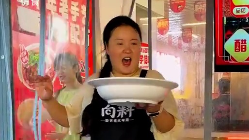 小伙跟兄弟来挑战，嘴角AK还难压，太欢乐了哈哈哈#重庆小面 #重庆美食 #妈呀太香了