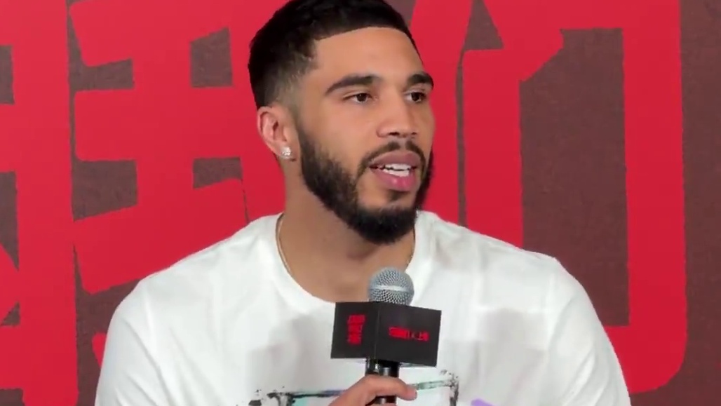 媒体采访想知道大家喜欢什么鞋吗？AJCLUB第一时间报道