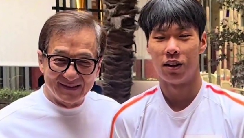 全力豪与成龙大哥合影#吴勇豪 #向前冲吧豪