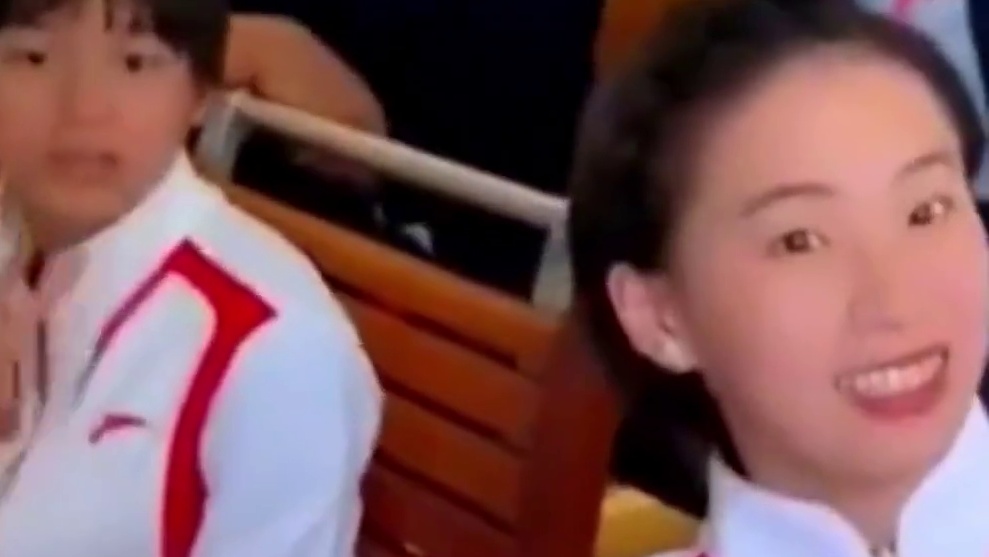 婵宝香港之旅第二天，收获一堆娃娃，还教滑板小孩跳水动作