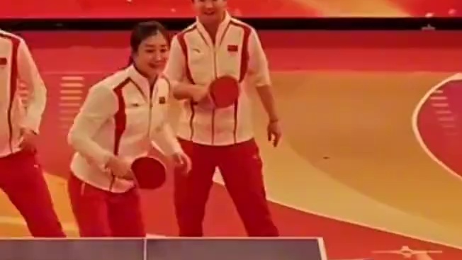 国乒男女团对决，曼昱龙队失误，尴尬微笑回应