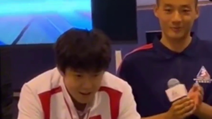 国乒香港校园行，龙队小胖切磋，大头给大家展示热身