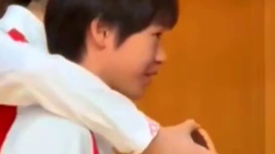 陈梦手把手教全红婵打乒乓球，非常有爱的一幕