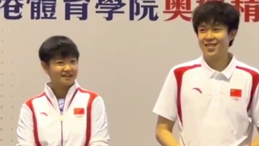 莎头步伐一致，默契感十足，香港校园行开心极了