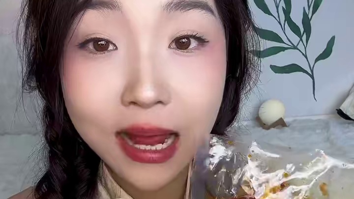 嘎嘣脆 你们喜欢有肉边的还是没肉边的呀～#开袋即食 #三角骨嘎嘣脆 #声控解压